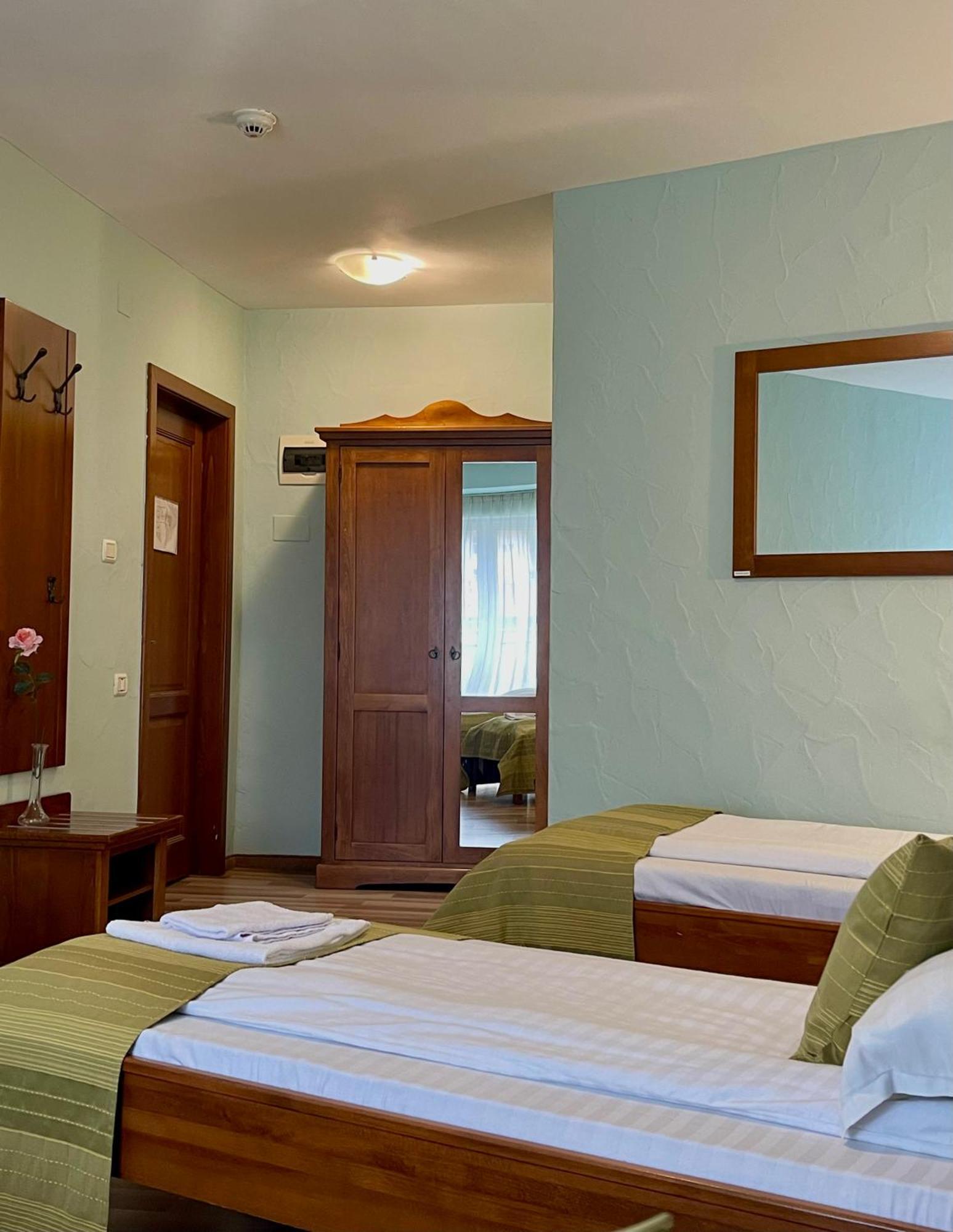 Hotel Lucy Star Cluj-Napoca Ngoại thất bức ảnh